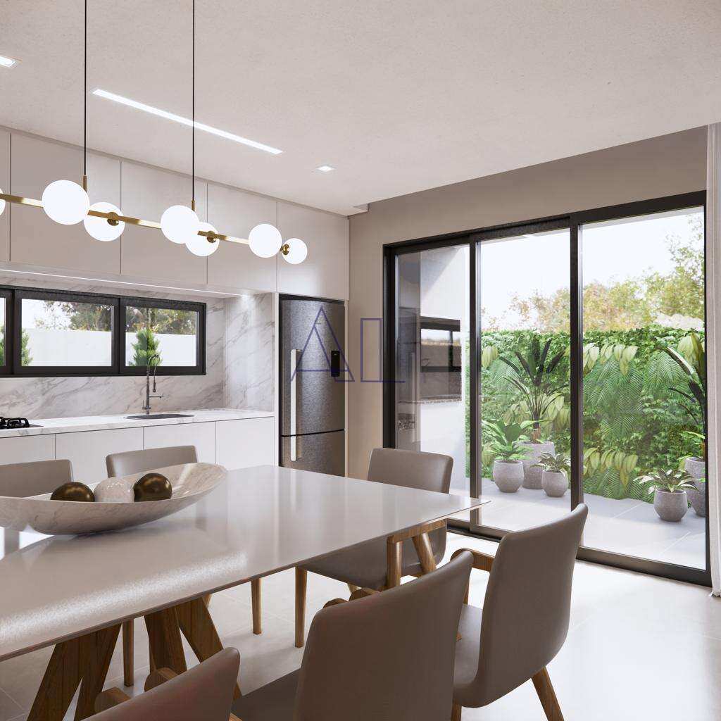  - Casa  à venda com 3 quartos em Florianópolis, 150 metros da Praia dos Açores.